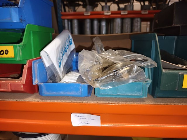 Lot 201 - lot onderdelen voor grasmachines - afbeelding 6 van  7