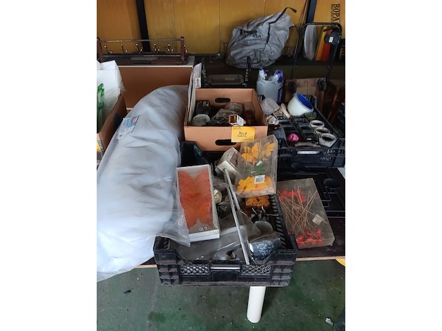 Lot 202 - decoratie materiaal - afbeelding 1 van  4