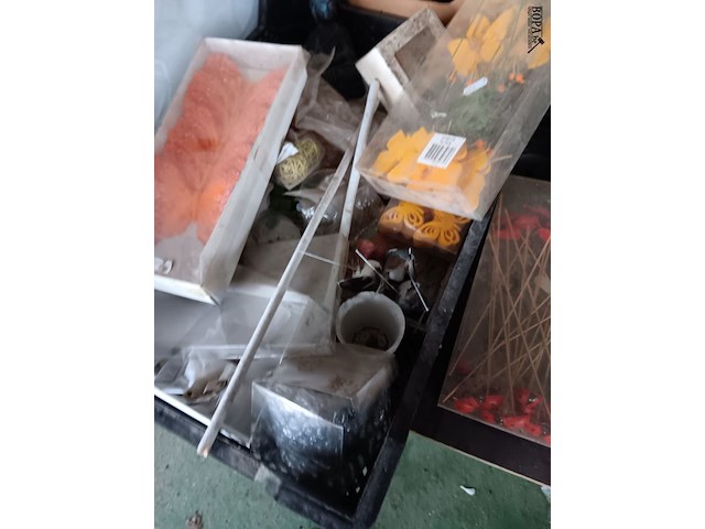 Lot 202 - decoratie materiaal - afbeelding 2 van  4