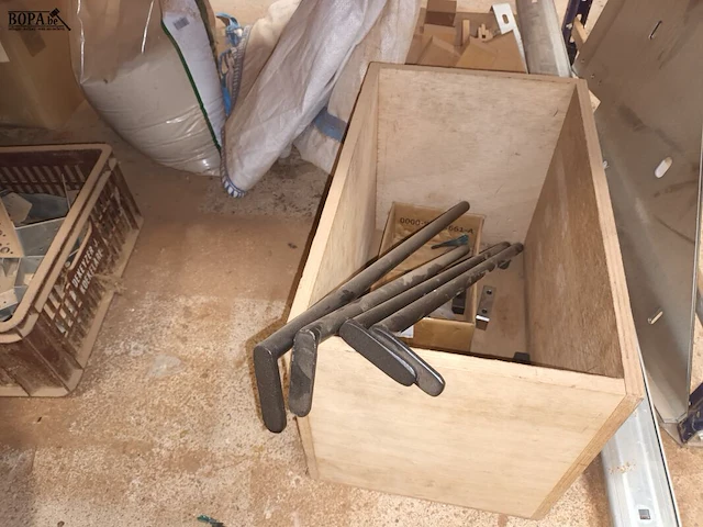 Lot 202 - divers werkmateriaal. inhoud rek - afbeelding 7 van  8