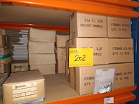 Lot 202 - haakjes en bouten - afbeelding 1 van  4