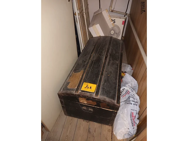 Lot 202 - houten koffer met inhoud - afbeelding 1 van  4