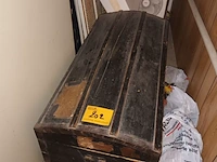Lot 202 - houten koffer met inhoud - afbeelding 1 van  4