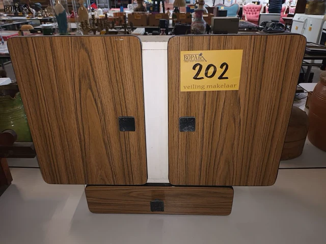 Lot 202 - retro muurkastje - afbeelding 1 van  2