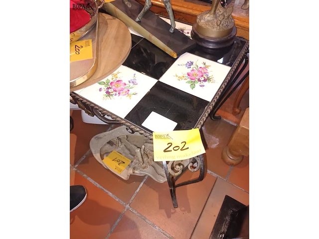 Lot 202 - vintage salontafel met tegels - afbeelding 1 van  3
