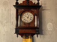 Lot 203 - houten hangklokje met ketting en gewichten - afbeelding 1 van  5