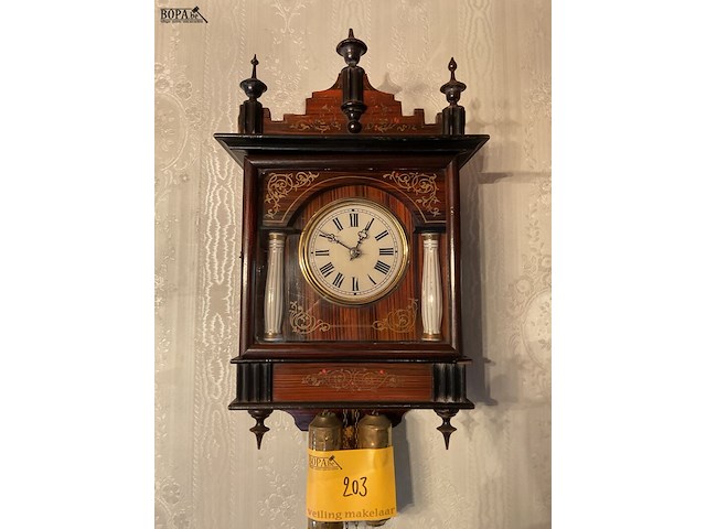 Lot 203 - houten hangklokje met ketting en gewichten - afbeelding 2 van  5