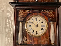 Lot 203 - houten hangklokje met ketting en gewichten - afbeelding 3 van  5