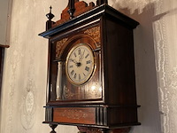 Lot 203 - houten hangklokje met ketting en gewichten - afbeelding 4 van  5