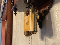 Lot 203 - houten hangklokje met ketting en gewichten - afbeelding 5 van  5