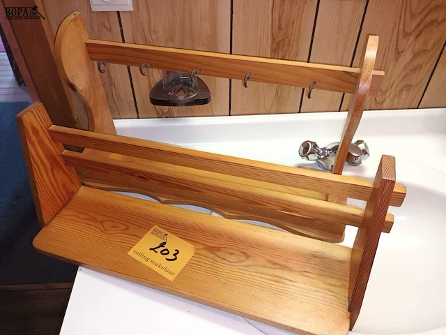 Lot 203 - houten kapstok. 2 stuks - afbeelding 1 van  2
