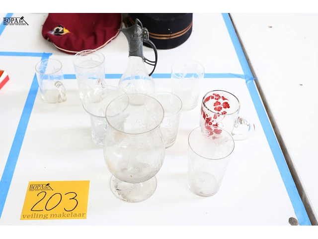 Lot 203 - lot antiek glas - afbeelding 1 van  4
