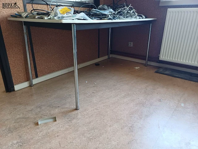 Lot 203 - tafel - afbeelding 1 van  2