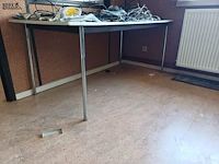Lot 203 - tafel - afbeelding 1 van  2