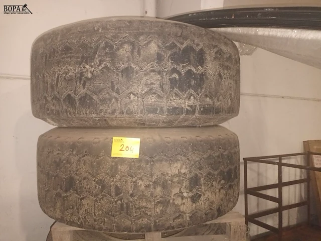 Lot 204 - banden. 2 stuks - afbeelding 1 van  3