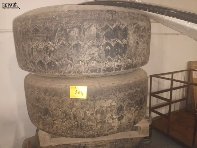 Lot 204 - banden. 2 stuks - afbeelding 2 van  3