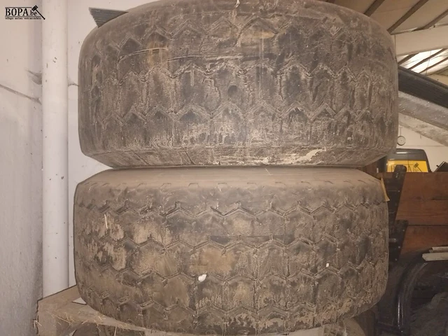 Lot 204 - banden. 2 stuks - afbeelding 3 van  3