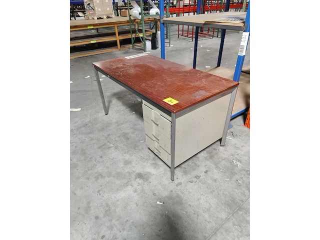 Lot 204 - bureel - afbeelding 1 van  3