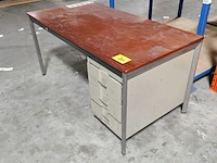 Lot 204 - bureel - afbeelding 1 van  3