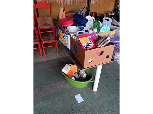 Lot 204 - poetsmateriaal en keukengerei - afbeelding 1 van  6