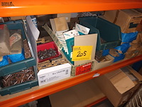 Lot 205 - groot lot nagels - afbeelding 1 van  3