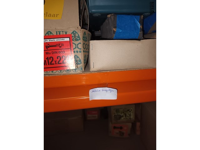 Lot 205 - groot lot nagels - afbeelding 2 van  3