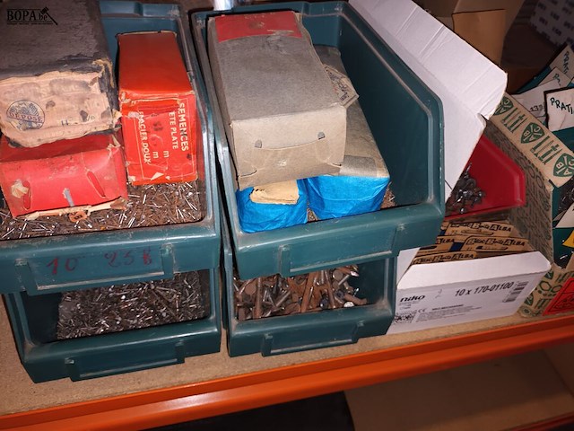 Lot 205 - groot lot nagels - afbeelding 3 van  3