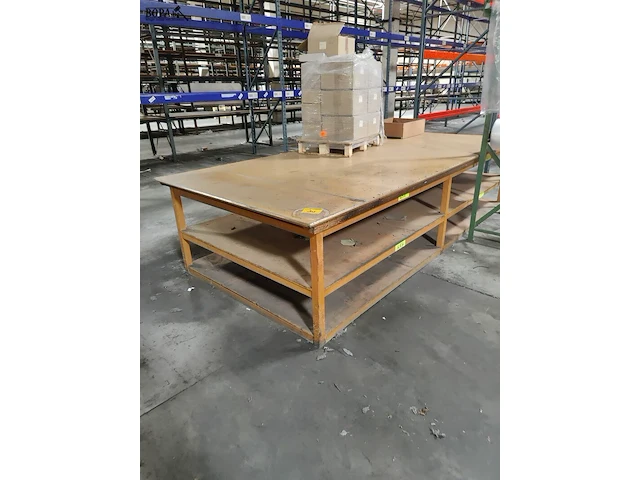 Lot 205 - houten werktafel met legbanken - afbeelding 1 van  3