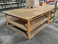 Lot 205 - houten werktafel met legbanken - afbeelding 1 van  3