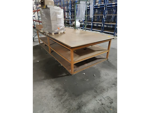 Lot 205 - houten werktafel met legbanken - afbeelding 2 van  3