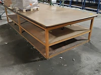 Lot 205 - houten werktafel met legbanken - afbeelding 2 van  3
