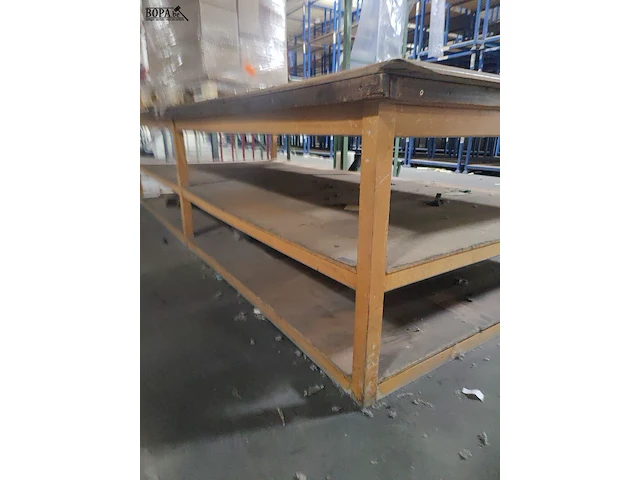 Lot 205 - houten werktafel met legbanken - afbeelding 3 van  3