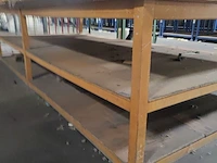 Lot 205 - houten werktafel met legbanken - afbeelding 3 van  3