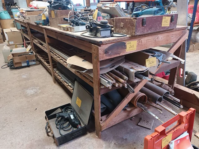 Lot 205 - houten werktafel - afbeelding 1 van  3