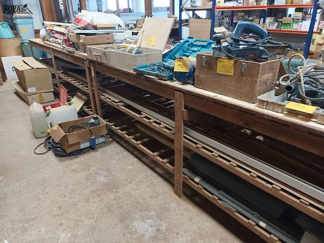 Lot 205 - houten werktafel - afbeelding 2 van  3