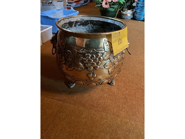 Lot 205 - victoriaanse jardinière koper - afbeelding 1 van  4
