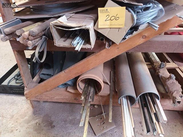 Lot 206 - diversen. inhoud werktafel - afbeelding 1 van  3