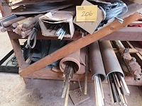 Lot 206 - diversen. inhoud werktafel - afbeelding 1 van  3