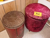 Lot 206 - poef en koffieton - afbeelding 1 van  3