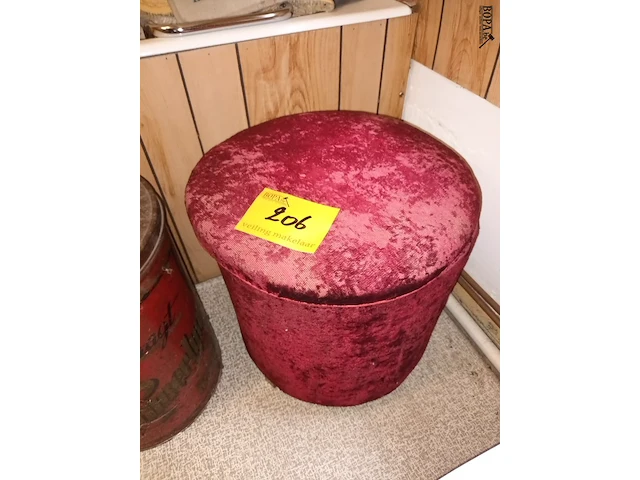Lot 206 - poef en koffieton - afbeelding 2 van  3