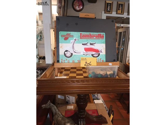 Lot 206 - schaaktafel en krijtbordje - afbeelding 1 van  6