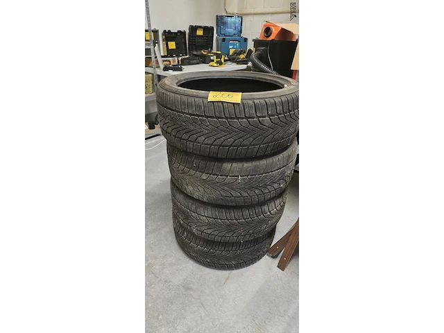 Lot 206 - set winterbanden semperit speed gripp2 240/40 r 18 - afbeelding 1 van  3