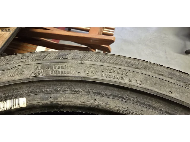 Lot 206 - set winterbanden semperit speed gripp2 240/40 r 18 - afbeelding 2 van  3