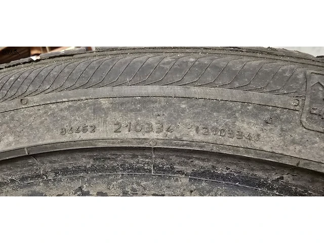 Lot 206 - set winterbanden semperit speed gripp2 240/40 r 18 - afbeelding 3 van  3