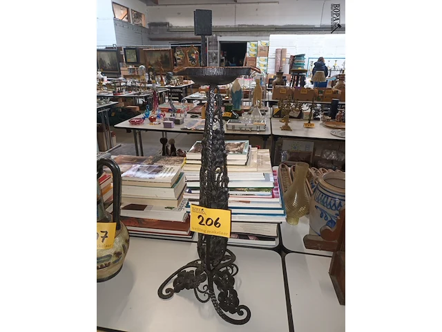 Lot 206 - smeedijzeren staande asbak - afbeelding 1 van  5