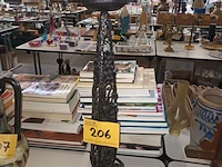 Lot 206 - smeedijzeren staande asbak - afbeelding 1 van  5