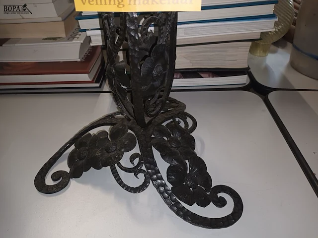 Lot 206 - smeedijzeren staande asbak - afbeelding 3 van  5