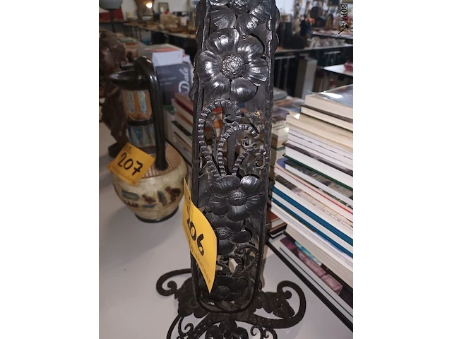 Lot 206 - smeedijzeren staande asbak - afbeelding 4 van  5