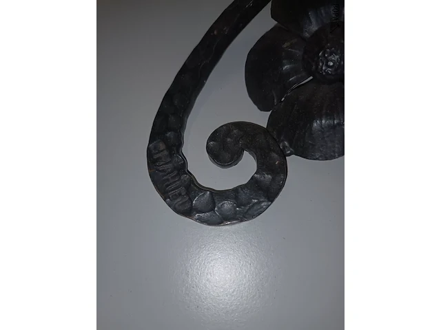 Lot 206 - smeedijzeren staande asbak - afbeelding 5 van  5