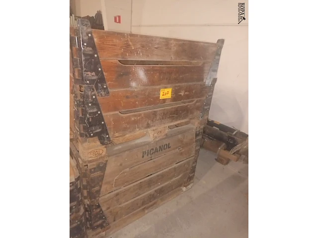 Lot 207 - houten palletbak picanol. 2 stuks - afbeelding 1 van  3